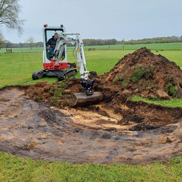 Uitgraven van een vijver door Fred Grondverzet Dedemsvaart