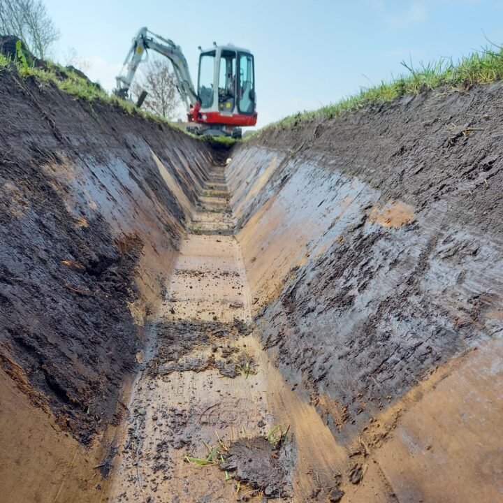 Fred Grondverzet voor het uitgraven van strakke sloten. Dedemsvaart en omgeving